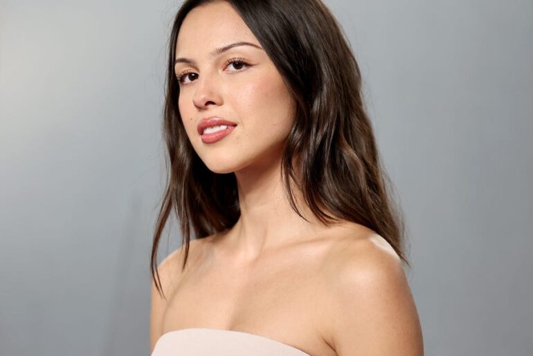 Olivia Rodrigo Debuts New Skinny '90s Eyebrows 2026