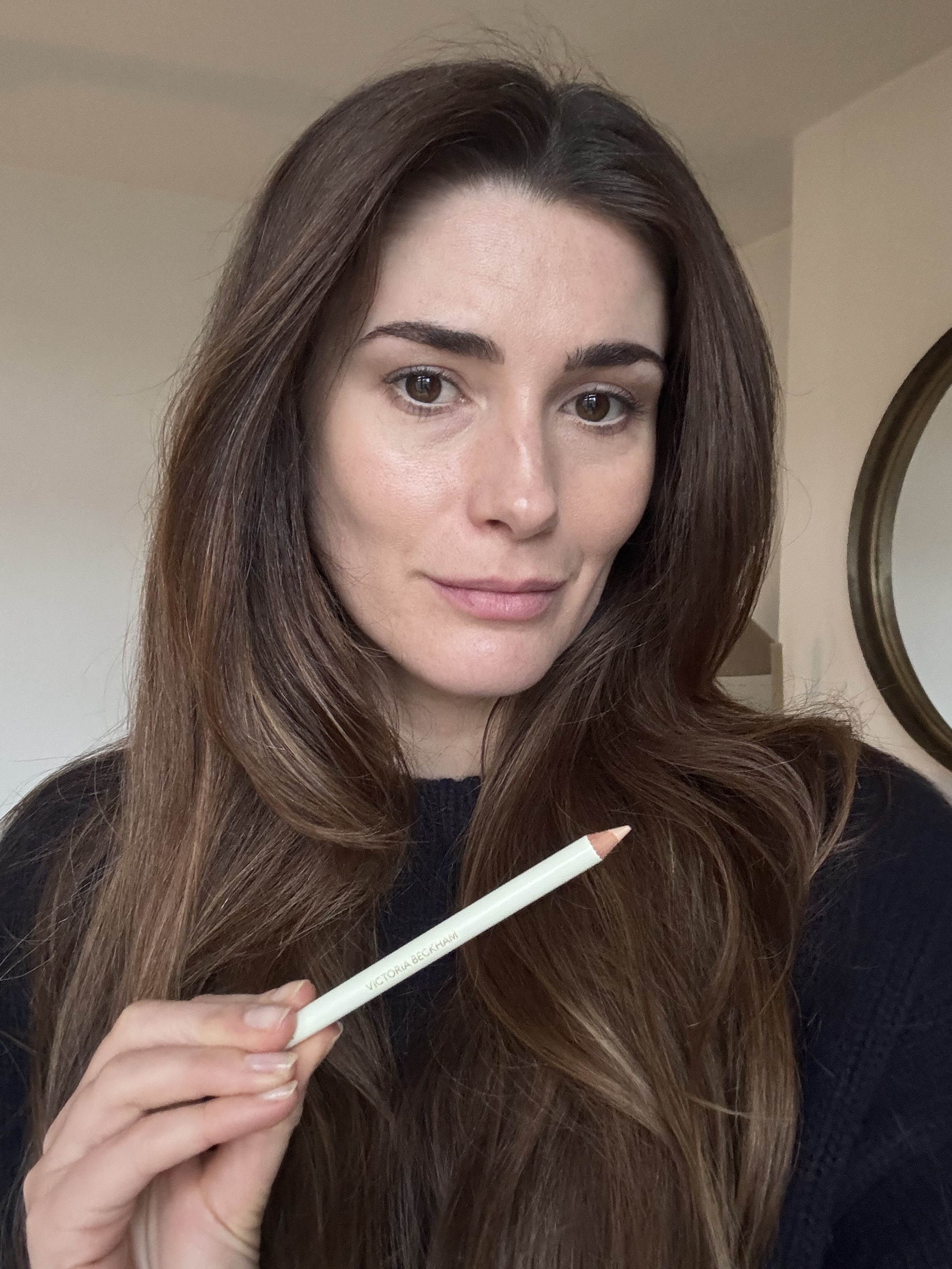 Eleanor using the Victoria Beckham Beauty brightening waterline pencil