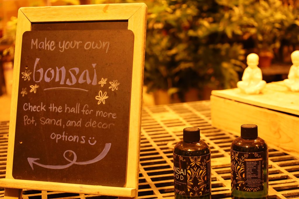 A sign welcoming people to bonsai-making.