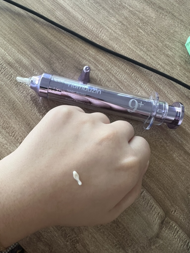 A swatch of Numbuzin's No.9 NAD+ Retinol Volumetox Eye Cream.