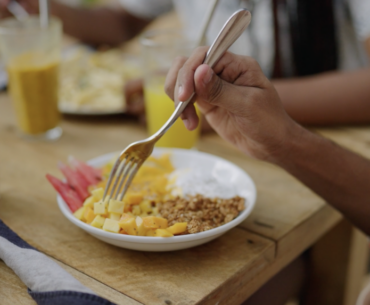 Teaching Kids to Eat with Intention, Not Distraction – 910News.com