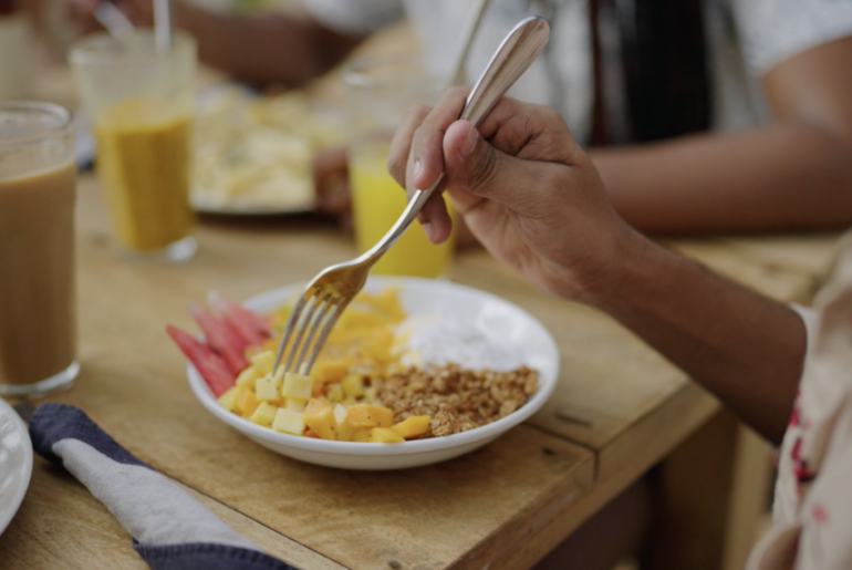 Teaching Kids to Eat with Intention, Not Distraction – 910News.com