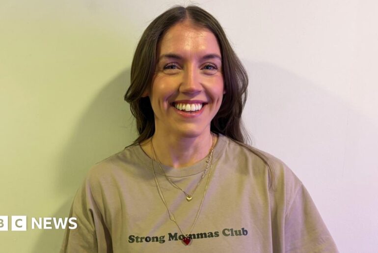 Founder of Strong Mommas Club Lauren Baines smiling at the camera.