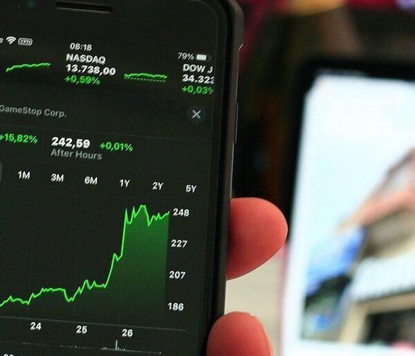 Planet Fitness Inc stock faces valuation scrutiny amid fitness sector buzz and analyst forecasts