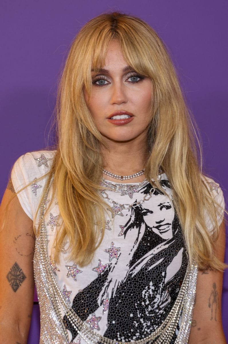 Her beauty look leaned into soft glam with tousled blonde layers and smoky eyes, reinforcing a refined yet playful aesthetic.