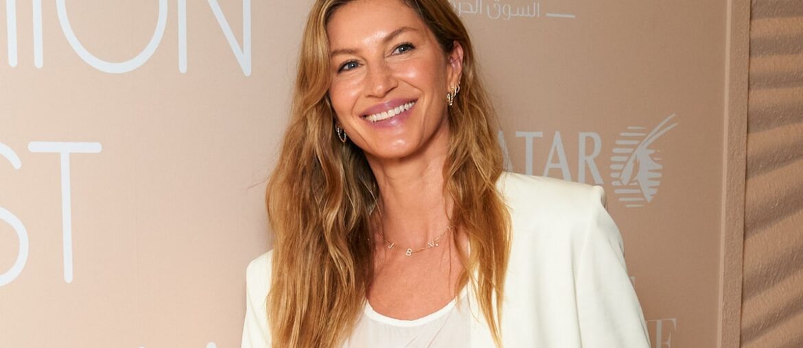 Feathered lashes and coconut oil skincare for an effortless glow