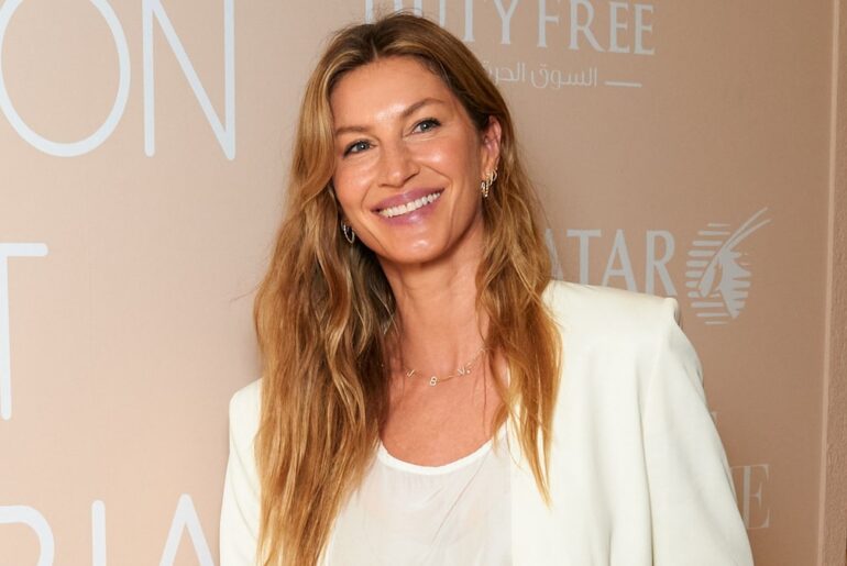 Feathered lashes and coconut oil skincare for an effortless glow