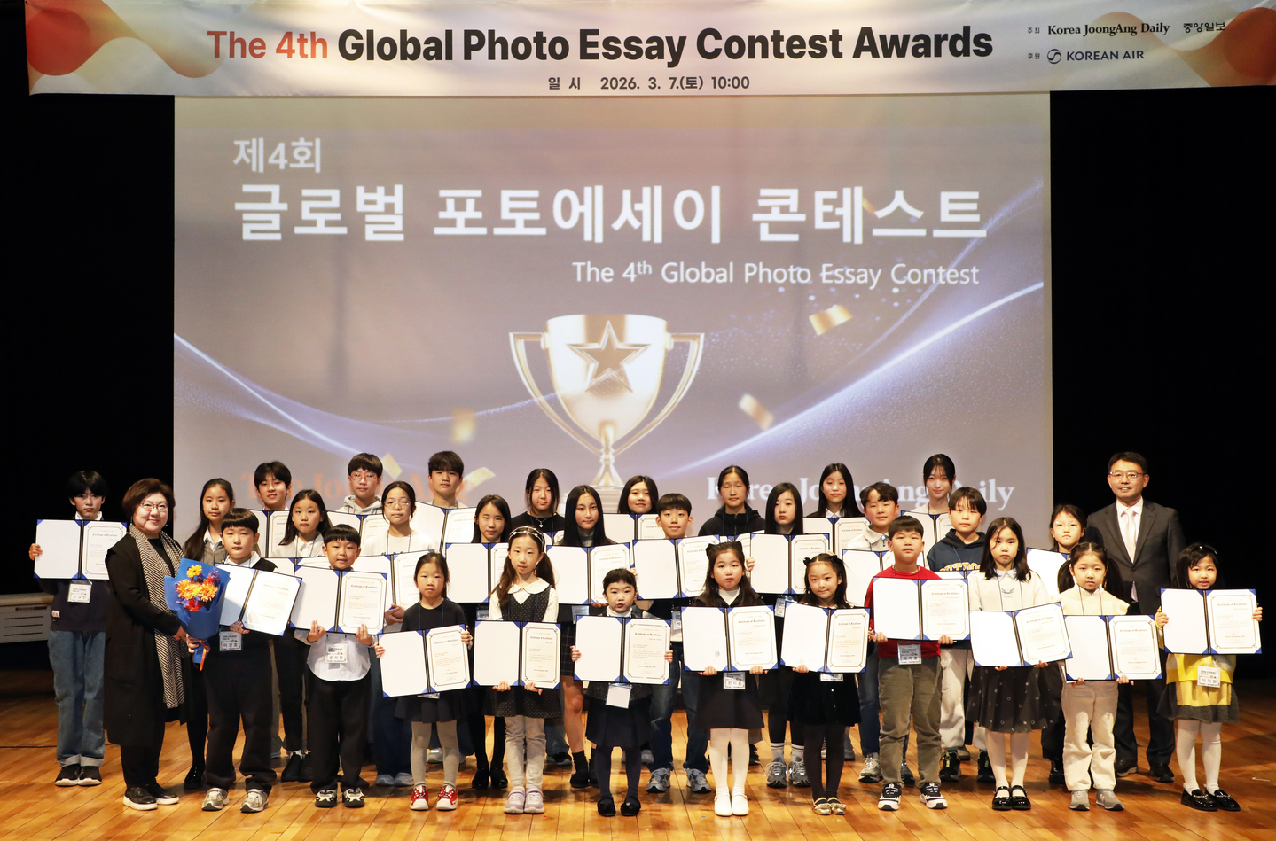 Winners of the 4th Global Photo Essay Contest, hosted by the Korea JoongAng Daily, pose for a photo during an awards ceremony at the JoongAng Ilbo headquarters in Mapo District, western Seoul, on March 7. [PARK SANG-MOON]