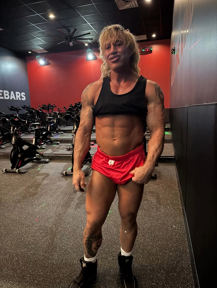 Fitness influencer Malibu Fit Maxx (Lee Markham) posing in a gym.