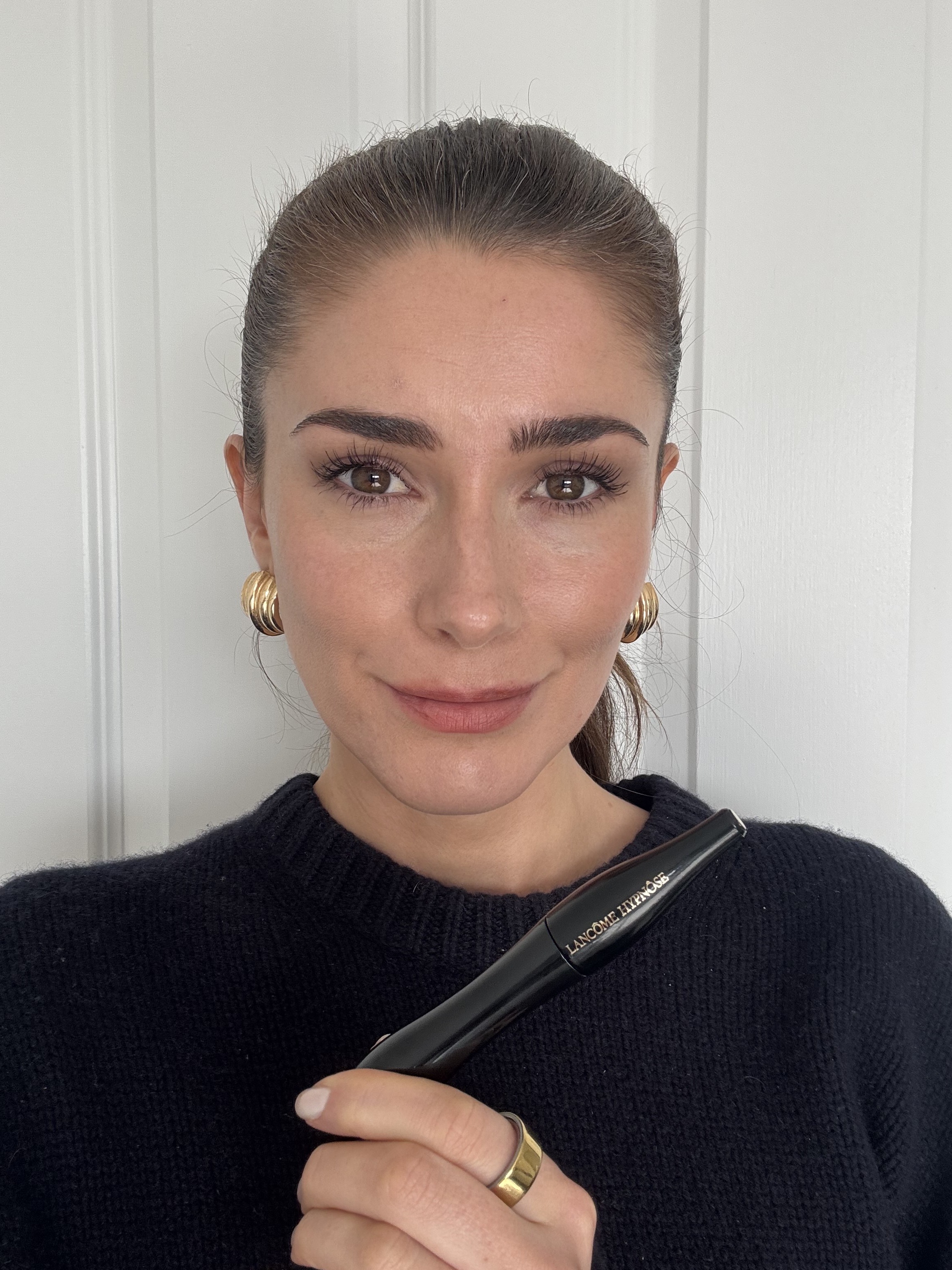 Eleanor wearing Lancome Hypnose mascara