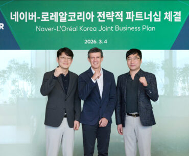 From left: Han Jae-young, an executive of ad sales at Naver, Rodrigo Pizarro, CEO of L