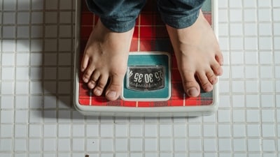 To track weight loss, one should consider the weekly average of the scale reading, shares Kev. (Pexel)
