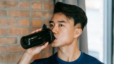 It is important to stay hydrated while taking creatine supplements. (Pexel)