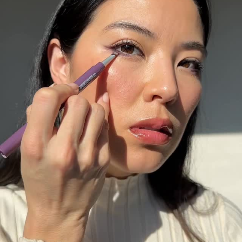 @mexicanbutjapanese applying a burgundy eyeliner