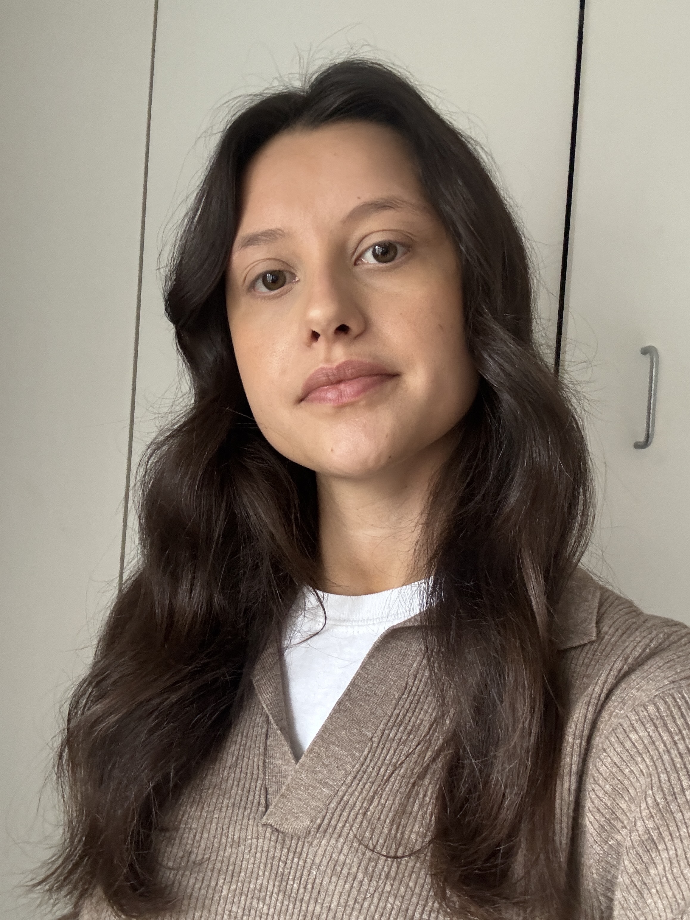 Emily after using the Hershesons multitasker thermal brush