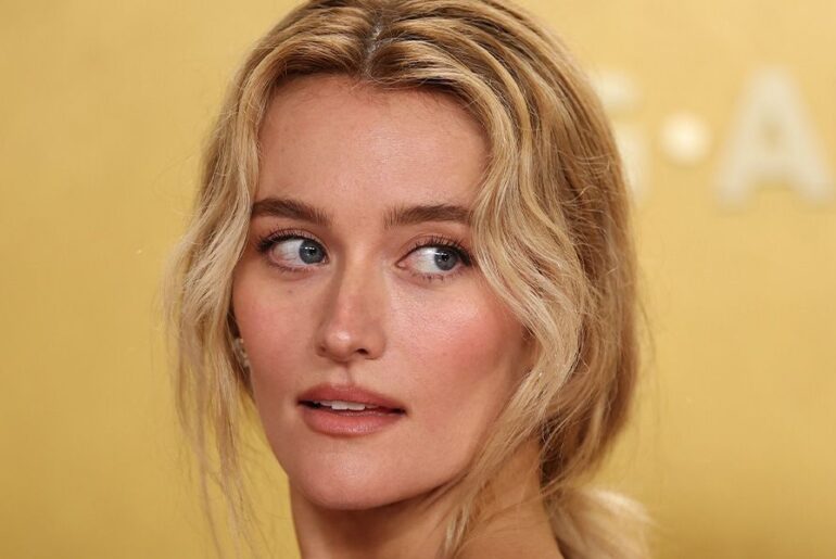 Sarah Pidgeon Used NuFace Device for Actor Awards 2026 No Makeup-Makeup Look