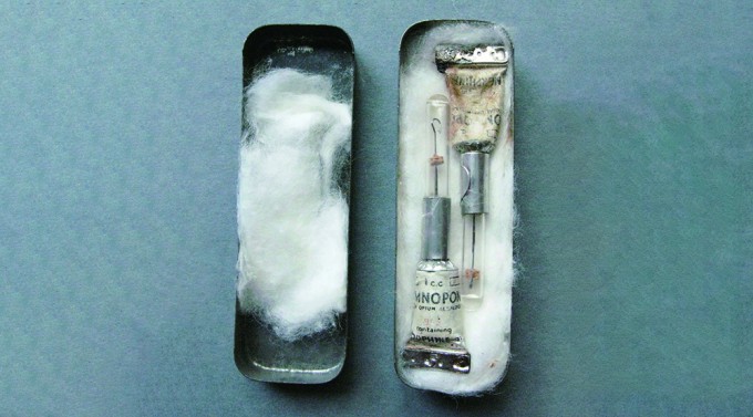 A morphine syrette issued to US troops during World War II. Morphine acts on endorphin receptors to stop the processing of pain, producing a powerful analgesic effect. Provided by the National Museum of the Royal New Zealand Navy