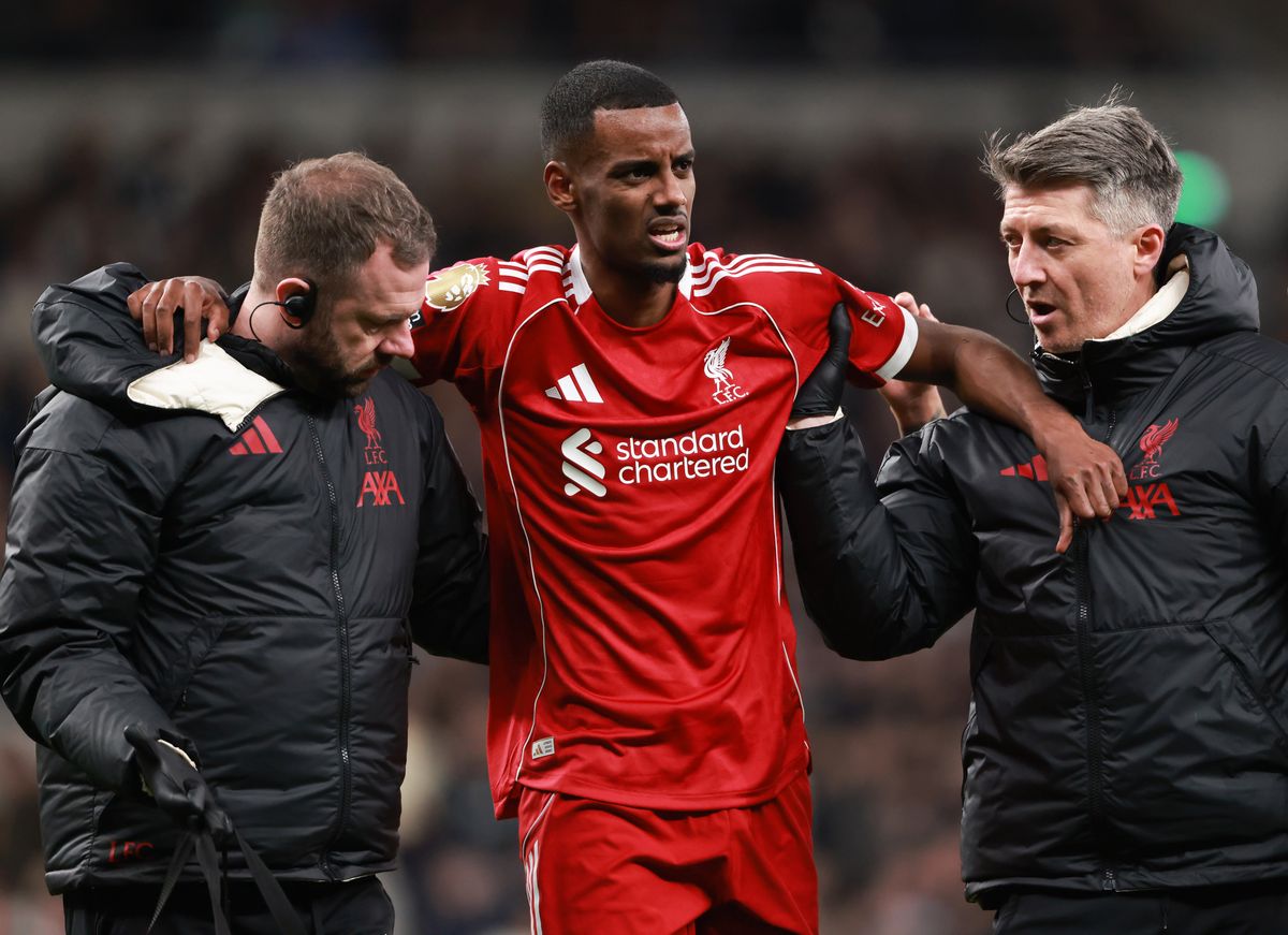 LONDON, ENGLAND - DECEMBER 20: Alexander Isak of Liverpool leaves the game injured during the Premier League match between Tottenham Hotspur and Liverpool at Tottenham Hotspur Stadium on December 20, 2025 in London, England. (Photo by Marc Atkins/Getty Images)