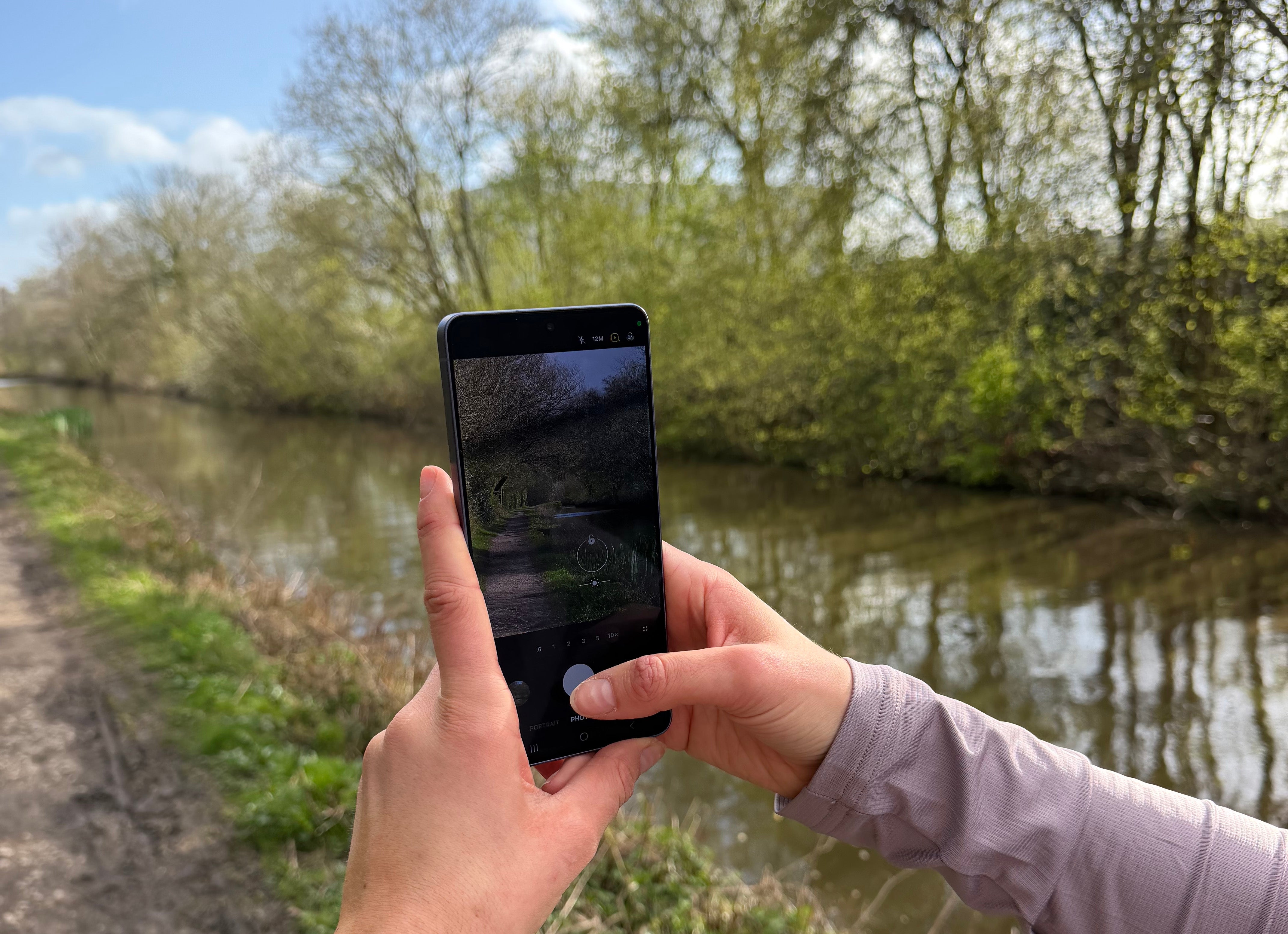 An in-built 10x Optical Quality Zoom helps Beth better capture the scenery on her run