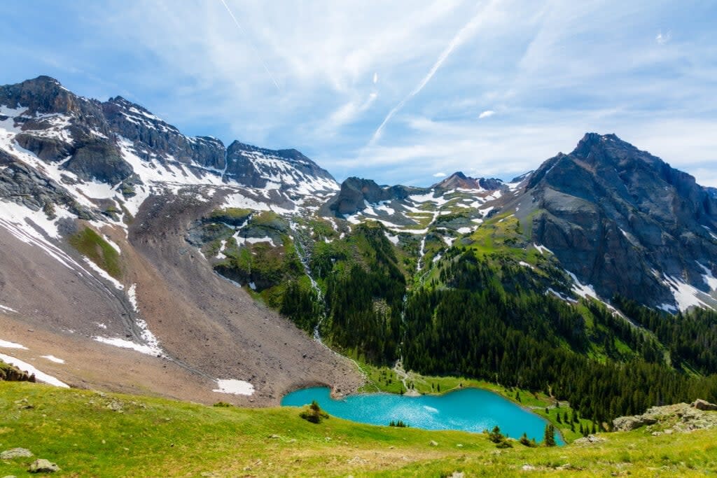 mountains and a turquoise blue lake in colorado