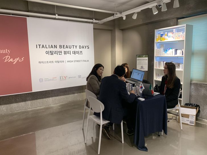  Italian Beauty Days 2026 participants engage in business discussions at High Street Italia in Sinsa-dong, Gangnam District in Seoul, April 20. Korea Times photo by Anna J. Park 