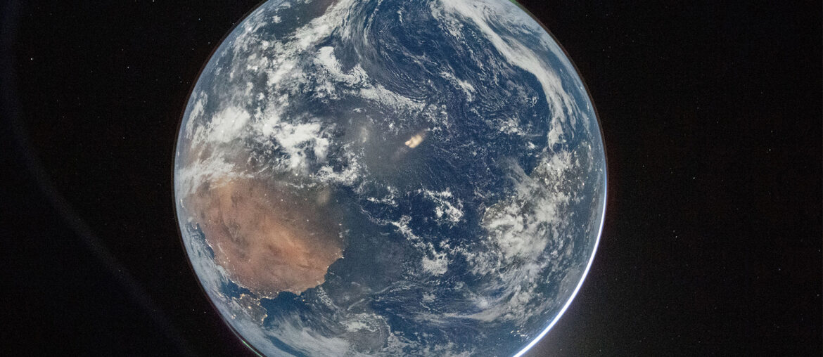 Artemis II's moonbound astronauts capture Earth's brilliant blue beauty as they leave it behind