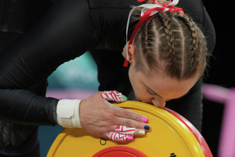 Women may benefit more from lifting weights than men