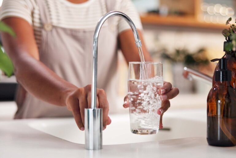 Artificially sweetened beverages may benefit healthy weight, but water works better