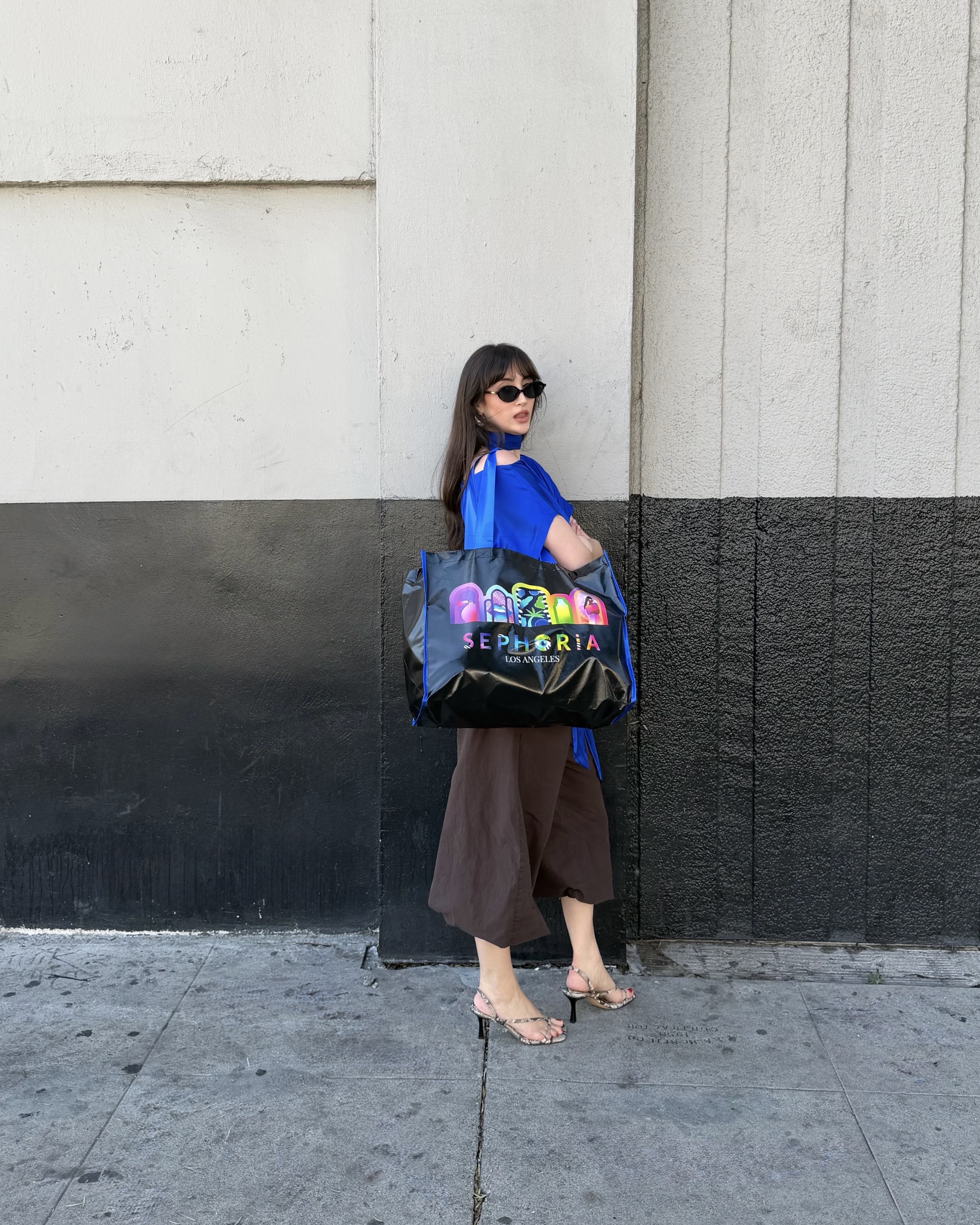 WWW associate beauty editor Alyssa Brascia carrying a Sephoria tote bag.