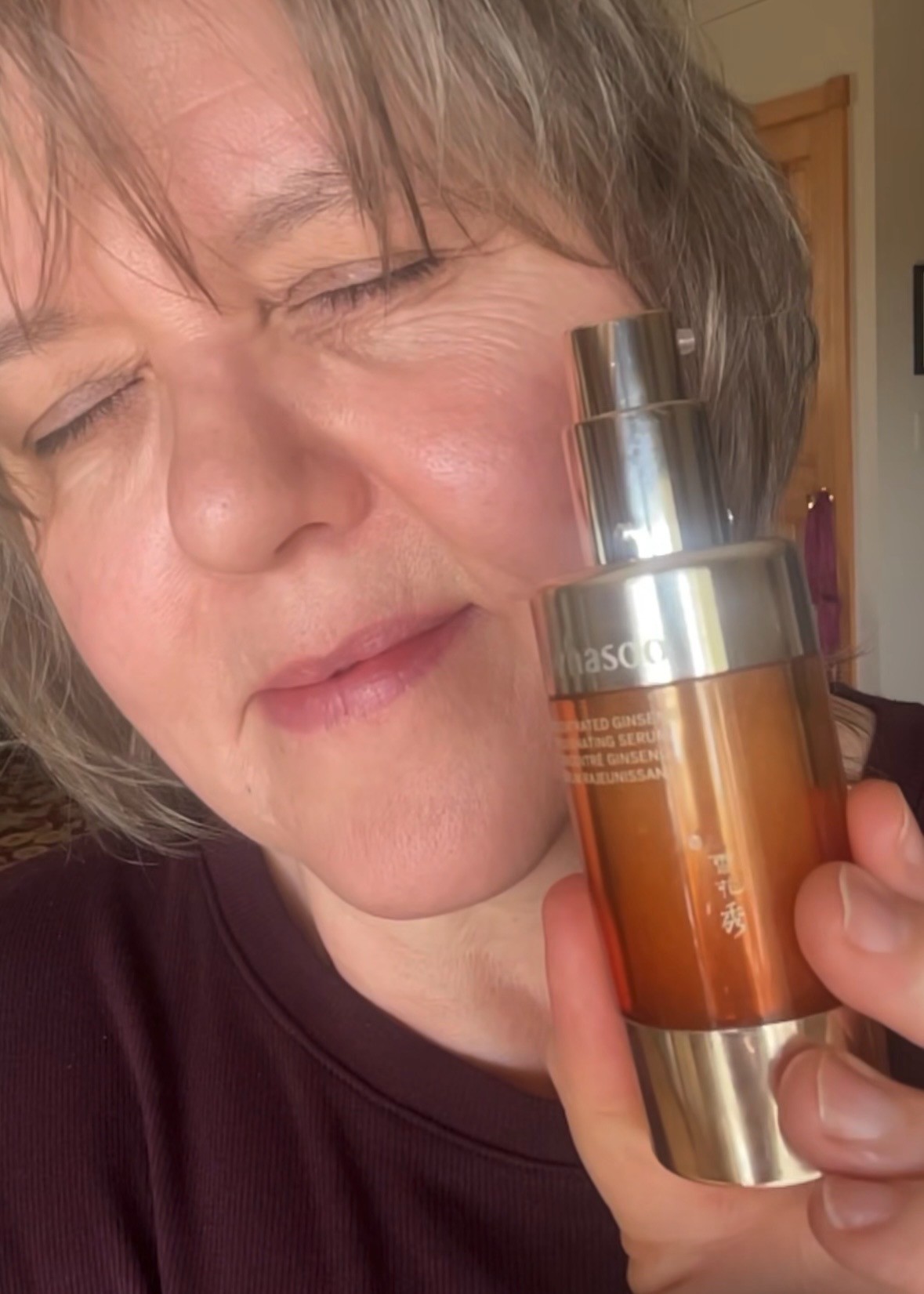 Leslie Vilensky holding a bottle of Sulwhasoo serum.