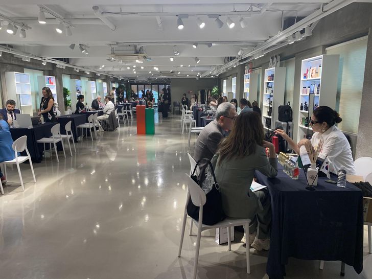 Italian Beauty Days 2026 participants engage in business discussions at High Street Italia in Sinsa-dong, Gangnam District in Seoul, April 20. Korea Times photo by Anna J. Park 