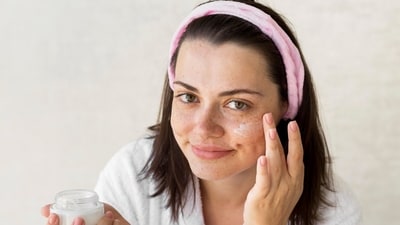 Dermat says vitamin C, niacinamide, and retinoids are a must (Freepik)