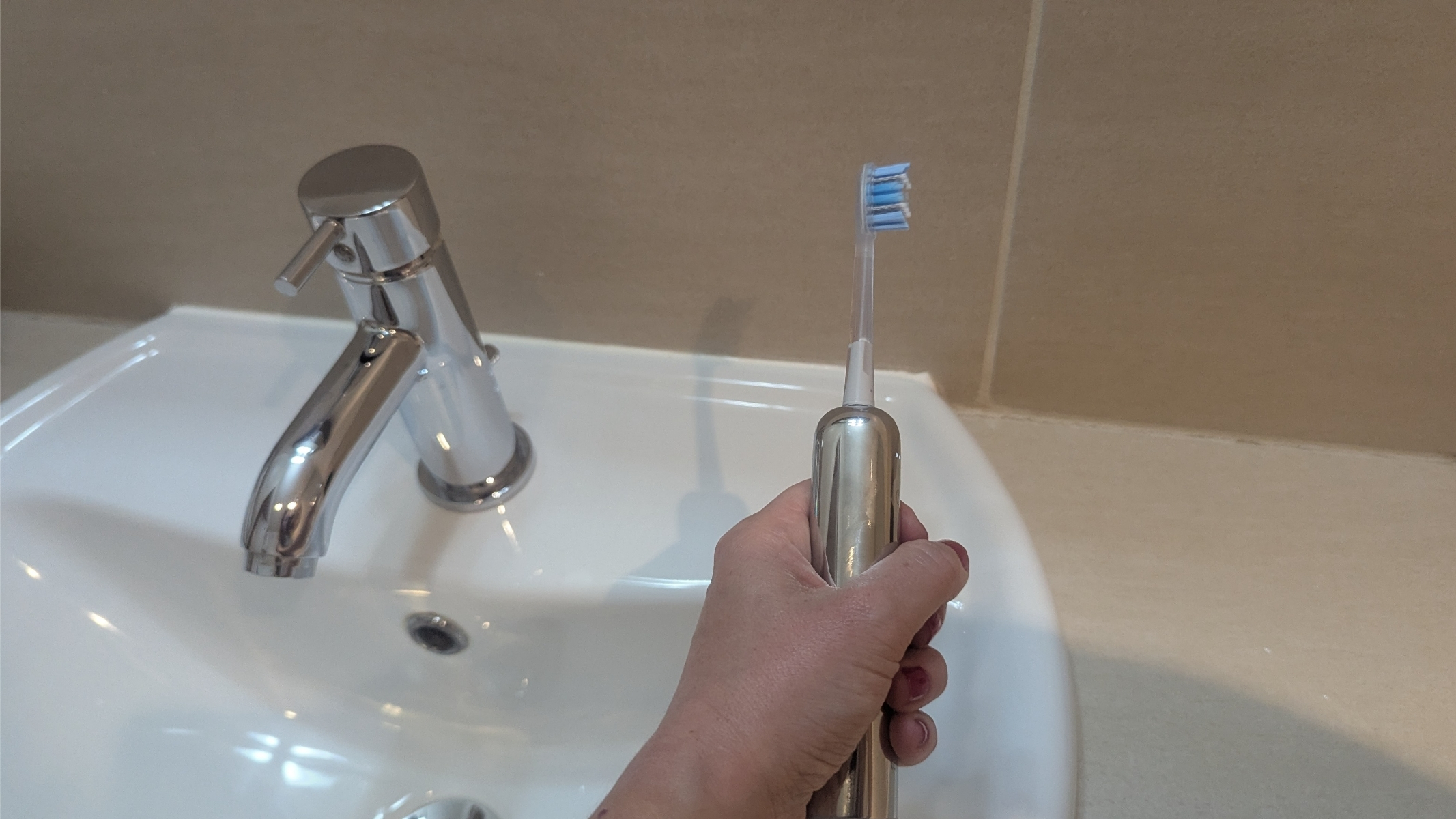 Laifen Wave Pro toothbrush in the hands of the reviewer.