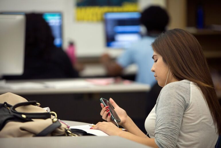 California students author new ‘digital wellness’ bill, say school cellphone bans fall short