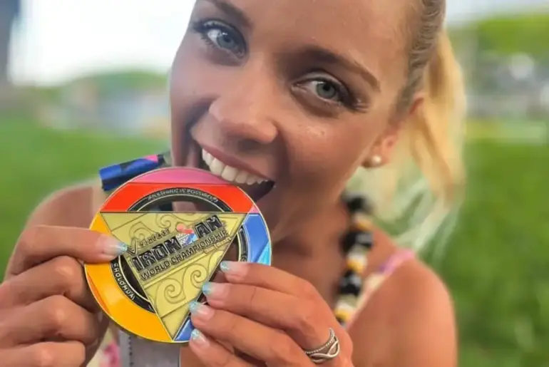 Fitness influencer Mara Flávia disappeared under the water during the swimming portion of a Triathlon (Instagram/@Mara Flávia)