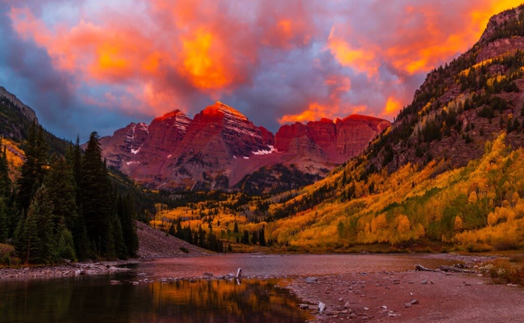 a vibrant sunrise at maroon bells during fall