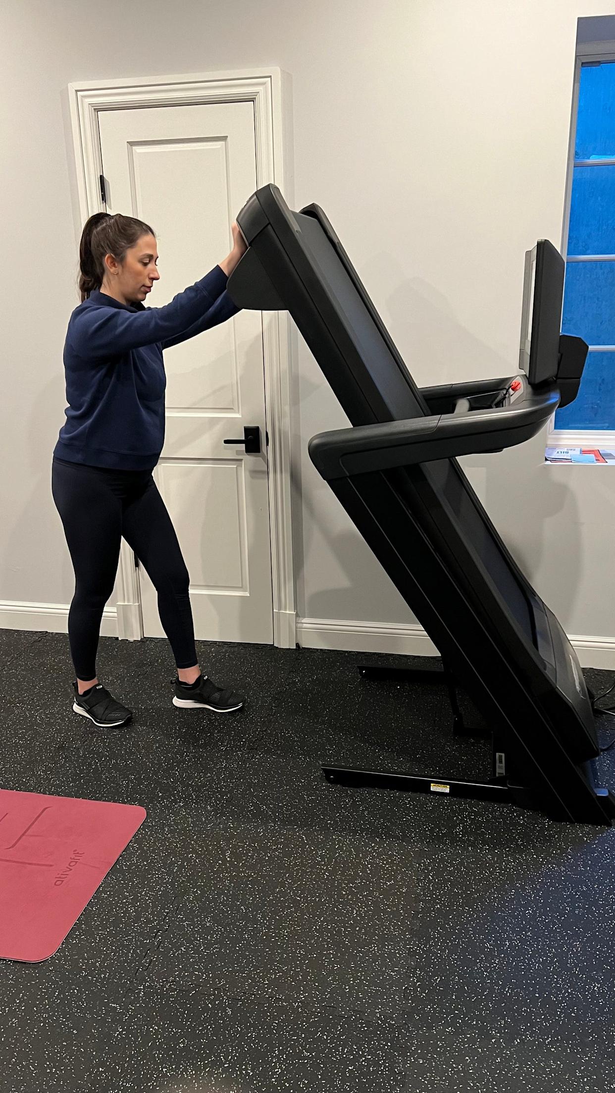 sassos folding the nordictrack 1750 commercial treadmill