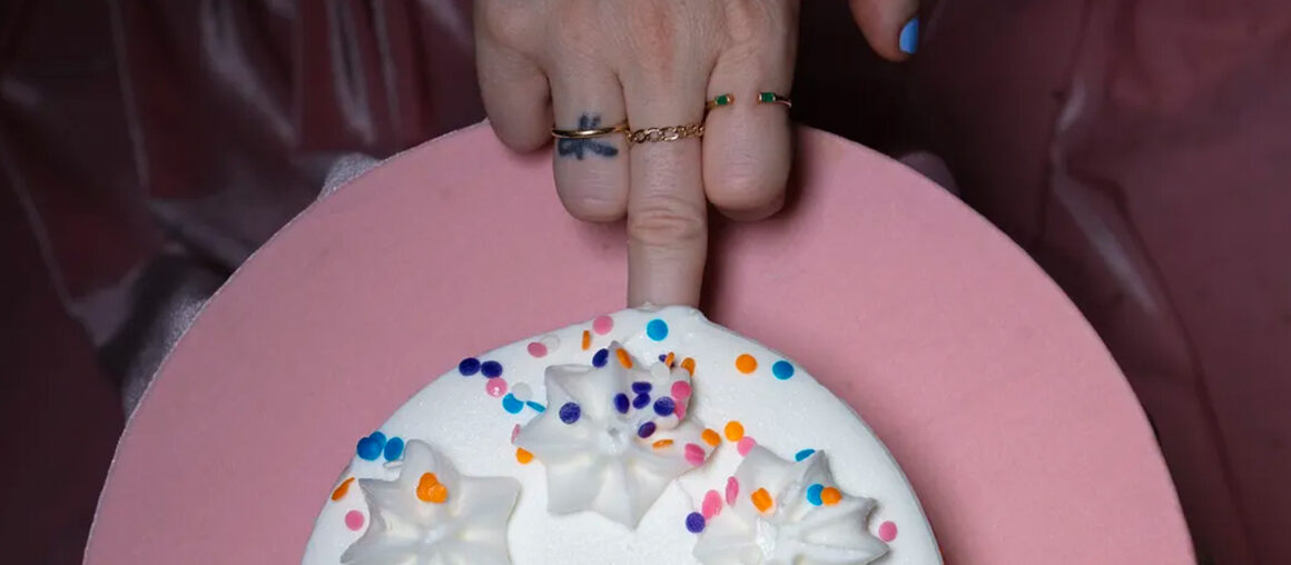 Emily Peacock Makes Beauty Flinch in “Babycakes” at Seven Sisters