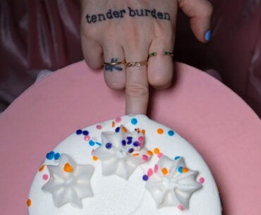 Emily Peacock Makes Beauty Flinch in “Babycakes” at Seven Sisters