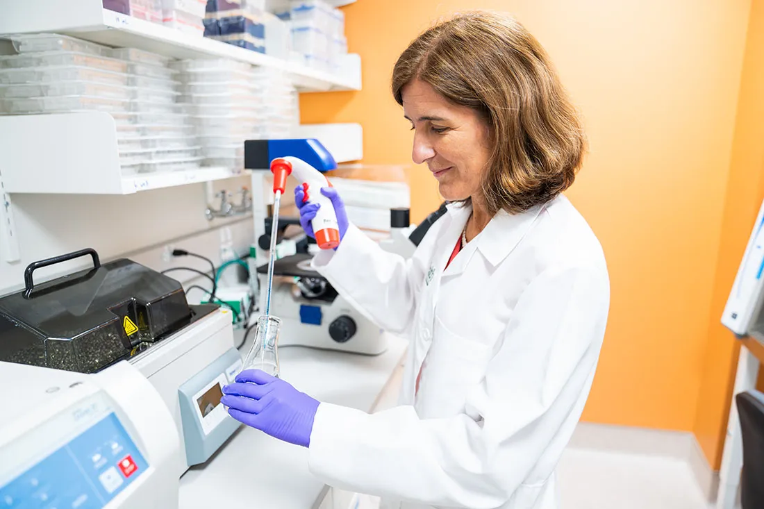 Dr. Pilar Alcaide working in her science lab