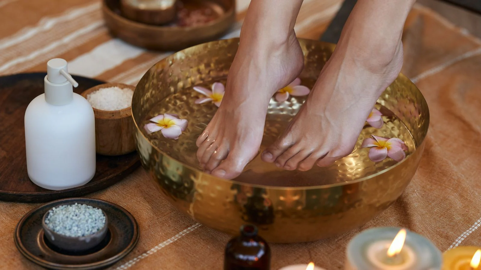 Step 3 – Cool & Soothe: Beat the summer heat with cooling foot masks or gels. Ingredients like menthol or peppermint help calm irritation and refresh tired feet instantly.