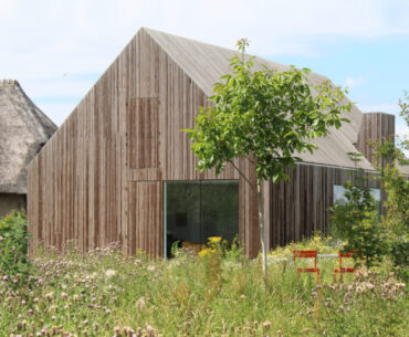 Five cowsheds that showcase the beauty of agricultural buildings