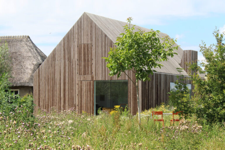 Five cowsheds that showcase the beauty of agricultural buildings