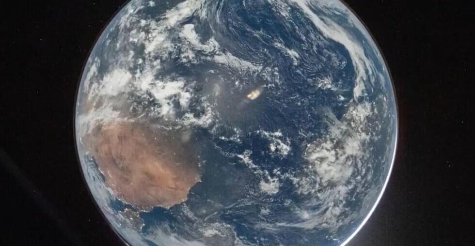 Artemis II's moonbound astronauts capture Earth's brilliant blue beauty as they leave it behind