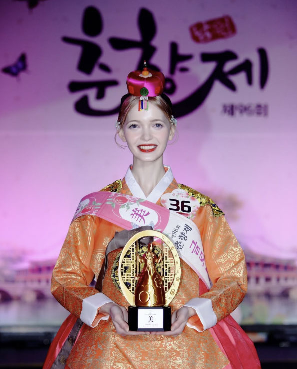 Ukrainian student Lina holds her award after placing third at the beauty pageant contest at Chunhyang Festival held in Namwon, North Jeolla, on April 30. The picture was uploaded on Lina