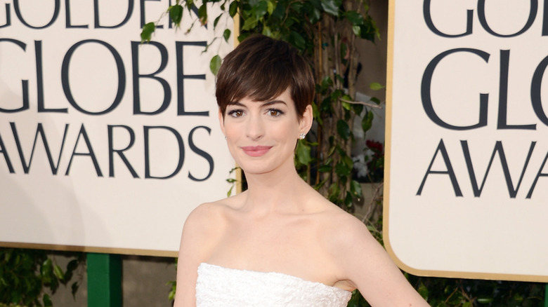 Anne Hathaway with short hair and a white dress at the 2013 Golden Globes.