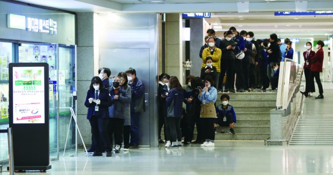 2020년 3월, 인천국제공항 제1터미널 지하에 있는 한 약국 앞에 공적 마스크를 구입하기 위해 사람들이 줄을 서 있다. 마스크는 신종 코로나바이러스 백신이 개발되기 전 사람들의 건강을 지키는 가장 큰 무기였다. 동아일보 제공