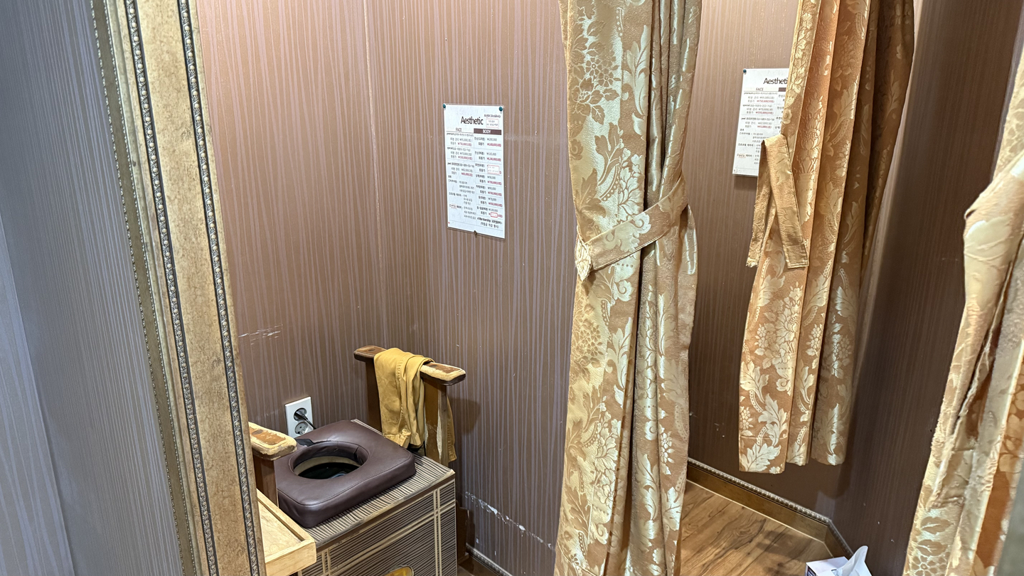 A vaginal steam chair used used after the enzyme treatment [WOO JI-WON]