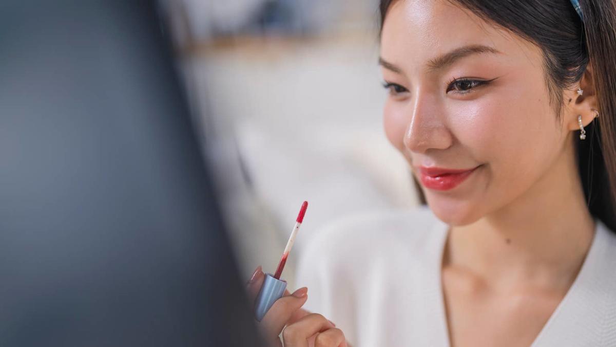 The Clever Lipstick Trick We Wish We'd Known About Sooner