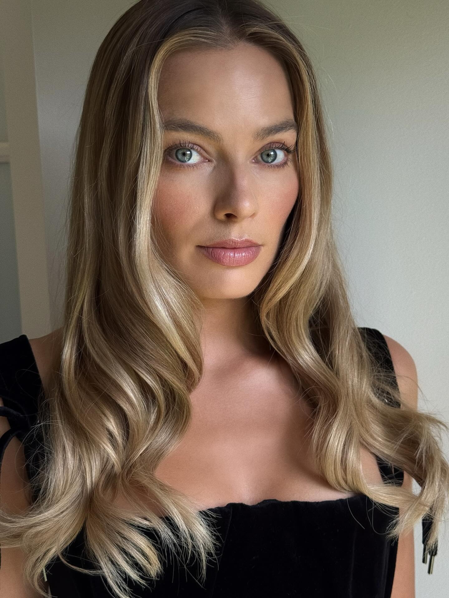 Margot Robbie with a natural-looking, glowing makeup look